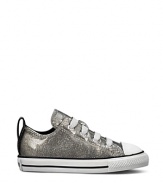 Bring shine to playtime with these sparkly Converse sneakers featuring a stretch upper and the classic All Stars rubber sole.