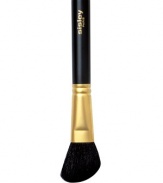 A unique bevelled head allows you to easily, precisely and quickly apply makeup to sculpt and highlight your cheekbones. Its natural bristles, amde from superior quality goat hair, are very soft, fine and ultra-supple, making it ideal for applying powder blushes. 