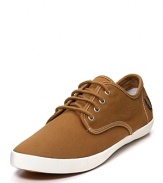 Twill canvas with contrast topstitching gives the Foxx a casual cool that works well with jeans and chinos alike.