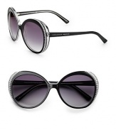 A hip style with two-tone crinkle detailing at the edges. Available in black/white with grey gradient lens. Logo temples 100% UV protection Made in Italy 