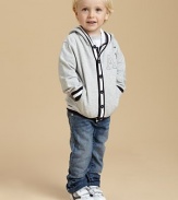 Softened and faded, slightly distressed and whiskered, with all the classic details for a jeans-loving little guy.Button waist with belt loops and inside adjustable tabsZip flyFront scoop pockets and coin pocket with rivetsBack patch pockets, one with embroidered logoBack vertical screened logo98% cotton/2% Lycra spandexMachine washMade in Italy