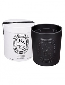 Diptyque teamed up with Virebent, a well-known porcelain manufacturer established in 1924, to make its indoor and outdoor scented candle. It chose earthenware for its rustic touch and hand-crafted look, and because it embodies and brings to life the brand emblematic oval. This four-wick Diptyque candle is made exclusively by hand,and recalls a bouquet of roses and blackcurrent leaves. Burn time is approximately 150 hours. Diptyque teamed up with Virebent, a well-known porcelain manufacturer established in 1924, to make its indoor and outdoor scented candle. It chose earthenware for its rustic touch and hand-crafted look, and because it embodies and brings to life the brand emblematic oval. This four-wick Diptyque candle is made exclusively by hand,and recalls a bouquet of roses and blackcurrent leaves. Burn time is approximately 150 hours.