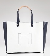 On par with their iconic rubber boots, Hunter's tote in color blocked leather is designed to be a fixture in your day-to-day wardrobe, no matter the conditions.