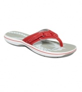 Dive headfirst into beach season with the Seymour Dive flip flops by Clarks! With a charming adjustable buckle closure and quirky ocean-inspired graphic at the insole, the sand beneath your toes is just a step away.