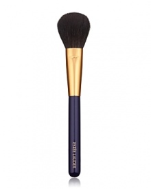 Full, round shape is expertly designed to deposit color smoothly and evenly on smaller areas of the face. Full, round shape is expertly designed to deposit color smoothly and evenly on smaller areas of the face.