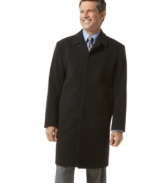 Crafted in an Italian wool blend, this smart and sophisticated overcoat effortlessly complements all the looks in your winter wardrobe.