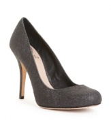 Add a little sparkle to your night with the elegant Elanie pumps from Vince Camuto. Featuring an ultra-feminine round toe and sleek stiletto, they make the perfect pick-me-up for any eveningwear.
