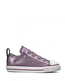 Converse' signature lo-top style, updated with a sparkled canvas upper and easy-on stretch laces. Converse' signature lo-top style, updated with a sparkled canvas upper and easy-on stretch laces.