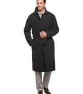 A traditional, expertly tailored raincoat in soft polyester microfiber. Concealed placket with button-down closure and adjustable belt. Adjustable button closure cuffs. Zip-out quilted lining with two inside pockets that communicate with exerior pockets.