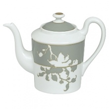 This Limoges porcelain dinner service was created by the well-known designer Sylvie Langet for Raynaud. The leaf design and the bird silhouettes are reminiscent of the golden era of past styles. The fresh colors evoke a feeling of hospitality and the lightness of an early summer day. The clever interplay of positive and negative color highlights the design very effectively. The birds decorate the individual pieces of the dinner service in black, white or gold - to match the rims. This Limoges porcelain dinner service was created by the well-known designer Sylvie Langet for Raynaud. The leaf design and the bird silhouettes are reminiscent of the golden era of past styles. The fresh colors evoke a feeling of hospitality and the lightness of an early summer day. The clever interplay of positive and negative color highlights the design very effectively. The birds decorate the individual pieces of the dinner service in black, white or gold - to match the rims.