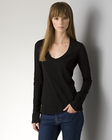 James Perse casual tee has long sleeves and a v-neck with a 1 band around neckline. A must-have staple for your wardrobe, to wear year 'round. James Perse casual tee has long sleeves and a v-neck with a 1 band around neckline. A must-have staple for your wardrobe, to wear year 'round.