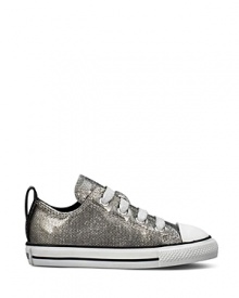 Bring shine to playtime with these sparkly Converse sneakers featuring a stretch upper and the classic All Stars rubber sole. Bring shine to playtime with these sparkly Converse sneakers featuring a stretch upper and the classic All Stars rubber sole.