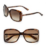 This plastic style features logo and web details. Available in havana with brown gradient lens. Logo temples 100% UV protection Made in Italy 