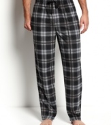 A cozy fleece fit and classic plaid design make these Perry Ellis PJ bottoms will have you sleeping in style.