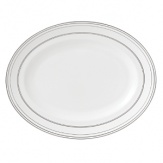Sparkling platinum and mica accent this decidedly contemporary Vera Wang platter, lending a look that's fresh and dimensional.