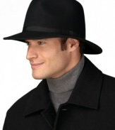 A great addition to your workweek or weekend wardrobe, this felt fedora offers the distinguished look of a seasoned world traveler.