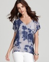 A dramatic high/low hem and splashy tie-dye print make this Splendid tee a new-season must-have.