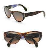 Iconic cat's eye style with logo on temples. Available in havana with grey/green gradient lens, black with grey gradient pink lens.Acetate frame UV 400 lens 100% UV protection Made in Italy 