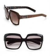 Large square frames adorned with Fendi peek-a-boo plaque on temple. Available in brown marble with bicolor brown lens or black marble with grey gradient lens. 100% UV protection Made in Italy 