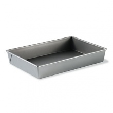 This large capacity Calphalon baking and roasting pan is an ideal choice for a lifetime of delicious baking. The durable nonstick coating provides long lasting durability while the aluminized steel construction resists rust. This large capacity Calphalon baking and roasting pan is an ideal choice for a lifetime of delicious baking. The durable nonstick coating provides long lasting durability while the aluminized steel construction resists rust.