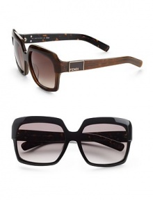 Large square frames adorned with Fendi peek-a-boo plaque on temple. Available in brown marble with bicolor brown lens or black marble with grey gradient lens. 100% UV protection Made in Italy Large square frames adorned with Fendi peek-a-boo plaque on temple. Available in brown marble with bicolor brown lens or black marble with grey gradient lens. 100% UV protection Made in Italy