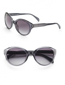 A retro style in see-through optyl. Available in grey crystal with grey gradient lens or ice crystal with grey gradient lens. Logo temples 100% UV protection Made in Italy A retro style in see-through optyl. Available in grey crystal with grey gradient lens or ice crystal with grey gradient lens. Logo temples 100% UV protection Made in Italy