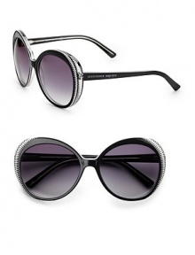 A hip style with two-tone crinkle detailing at the edges. Available in black/white with grey gradient lens. Logo temples 100% UV protection Made in Italy A hip style with two-tone crinkle detailing at the edges. Available in black/white with grey gradient lens. Logo temples 100% UV protection Made in Italy