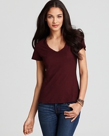 Cut in a flattering fit, this James Perse tee is a perennial essential to every wardrobe.