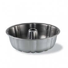 This Calphalon bundt pan helps your cakes rise evenly, release cleanly and look great! Our classic nonstick bakeware gives you the classic forms and decorative details of these specialty pans, plus the assurance of reliable baking performance. With Calphalon's heavy-duty construction, this pan will last a lifetime. Our exclusive nonstick coating ensures that whatever you bake will come out beautifully, and your pan will wash like a dream. Aluminized steel construction resists rusting. Oven safe to 450 F. This Calphalon bundt pan helps your cakes rise evenly, release cleanly and look great! Our classic nonstick bakeware gives you the classic forms and decorative details of these specialty pans, plus the assurance of reliable baking performance. With Calphalon's heavy-duty construction, this pan will last a lifetime. Our exclusive nonstick coating ensures that whatever you bake will come out beautifully, and your pan will wash like a dream. Aluminized steel construction resists rusting. Oven safe to 450 F.