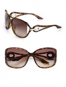 These stylized frames feature metal inlay arms. Available in havana with brown gradient lens. Logo temples 100% UV protection Made in Italy These stylized frames feature metal inlay arms. Available in havana with brown gradient lens. Logo temples 100% UV protection Made in Italy