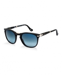 Born from the meticulous research through its archives of the 1960s, Persol presents this new foldable style in a soft oval shape with classic keyhole bridge. The black frame features blue, gradient, polarized lenses. Born from the meticulous research through its archives of the 1960s, Persol presents this new foldable style in a soft oval shape with classic keyhole bridge. The black frame features blue, gradient, polarized lenses.