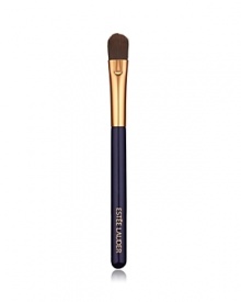 Small, tapered brush designed to precisely apply and easily blend concealer. Small, tapered brush designed to precisely apply and easily blend concealer.