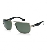 Distinguished design and timeless appeal. RB3483 has a classic metal double brow bar that sits on an oversized squared gunmetal frame. Decorated with a Ray-Ban signature logo on each temple and lens, the adjustable nose pads provide you with a comfortable and customized fit. Lenses are green and polarized.