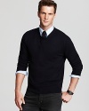 Handsome as ever, the classic V-neck in uncommonly soft cashmere ensures a powerful presentation that expresses style and refinement. Combine with a button-down and luxe silk tie for a dynamic ensemble.