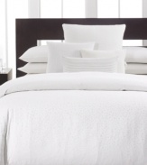 Clean and simple. Crafted of ultra-soft 300-thread count combed cotton percale, this fitted sheet from Calvin Klein is the perfect complement to the Mykonos bedding collection.