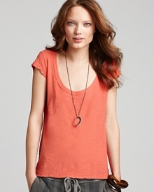 This super-soft James Perse tee is a must-have addition to your rotation of chic basics. This super-soft James Perse tee is a must-have addition to your rotation of chic basics.