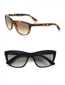 Versatile style with enduring impact in lightweight, injected propionate. Available in light Havana frames with brown gradient lenses or black frames with grey lenses. Logo temple detail UV400 lenses 100% UV protective Made in Italy Versatile style with enduring impact in lightweight, injected propionate. Available in light Havana frames with brown gradient lenses or black frames with grey lenses. Logo temple detail UV400 lenses 100% UV protective Made in Italy