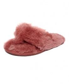 Stay in a dreamy state of mind with the Tova by EMU. Stepping into these ultra-fluffy thong slippers will make getting out of the bed or shower a little easier.