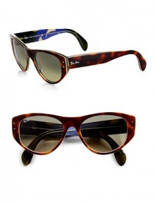 Iconic cat eye style with logo on temples. Available in havana with grey/green gradient lens or black with grey gradient pink lens.Acetate frame UV 400 lens 100% UV protection Made in Italy Iconic cat eye style with logo on temples. Available in havana with grey/green gradient lens or black with grey gradient pink lens.Acetate frame UV 400 lens 100% UV protection Made in Italy