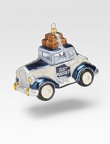 An old fashioned honeymoon limo shapes this stylish glass ornament. About 4W X 5H Made in Poland An old fashioned honeymoon limo shapes this stylish glass ornament. About 4W X 5H Made in Poland
