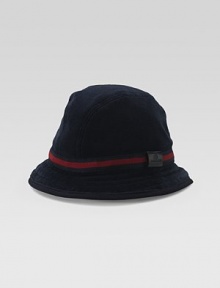 Distinctive topper sports a leather label with embossed Gucci logo and teddy bear.Rounded crownStriped band75% cotton/25% polyamideMade in Italy Distinctive topper sports a leather label with embossed Gucci logo and teddy bear.Rounded crownStriped band75% cotton/25% polyamideMade in Italy