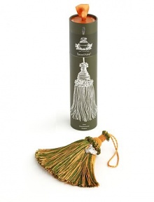 The uplifting signature scent is a complex and subtle blend that permeates the air with addictive waves of clove, the zest of bitter orange and just a touch of cypress. The uplifting signature scent is a complex and subtle blend that permeates the air with addictive waves of clove, the zest of bitter orange and just a touch of cypress.
