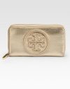 Stay organized with this sleek pebble-grained metallic leather silhouette, finished with a rich logo for iconic style.Zip-around closureOne inside zip pocketTwo inside open pocketsEight credit card slotsLeather lining7½W X 4¼H X 3/4DImported