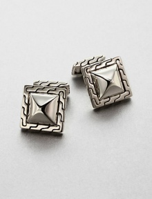A chain-link inspired style that frames this sartorial standard in smooth, sterling silver for an elegant finish.Sterling silverAbout ¾ x ¾Imported A chain-link inspired style that frames this sartorial standard in smooth, sterling silver for an elegant finish.Sterling silverAbout ¾ x ¾Imported