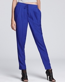 Boldly punctuate your comfy-chic essentials with these Joie pants, cut like sweatpants but with an ultra-elegant twist.