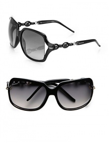 A lightweight square design with decorative chain and logo temples. Available in brick with brown gradient lens or black with grey gradient lens.Marina chain logo temples100% UV protectionMade in Italy A lightweight square design with decorative chain and logo temples. Available in brick with brown gradient lens or black with grey gradient lens.Marina chain logo temples100% UV protectionMade in Italy