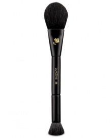 This versatile, dual-ended natural-hair brush is the ideal partner to contour the face and create a customized, naturally sculpted look. The flat, oval shape gently lays product on the skin, while the flat circular tip gives a precise application. This versatile, dual-ended natural-hair brush is the ideal partner to contour the face and create a customized, naturally sculpted look. The flat, oval shape gently lays product on the skin, while the flat circular tip gives a precise application.