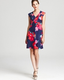 Gear up for a garden party in this Lilly Pulitzer dress. A brilliant bouquet of oversized florals freshens a classic silhouette for a delicate yet daring look.