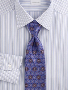 An elegant medallion design crafted in superior silk. Silk Dry clean Made in Italy An elegant medallion design crafted in superior silk. Silk Dry clean Made in Italy