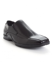 This pair of men's dress shoes is versatile enough to easily bridge the work week and the weekend. These smooth bike toe loafers combine modern edge and classic comfort.